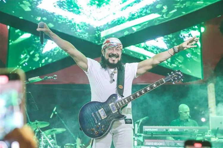 Bell Marques, Banda Eva, Zé Cantor e Núzio Mede causam frisson no Bloquinho de Verão
