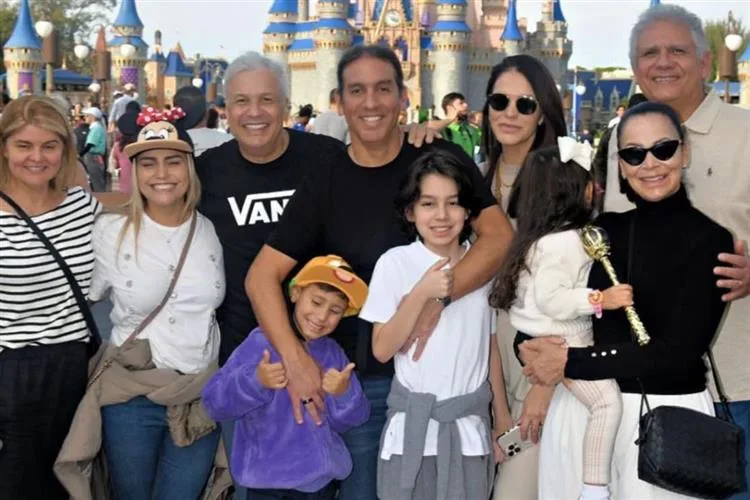 Dissica Calderaro curte Magic Kingdom com o apresentador Sikêra Jr.