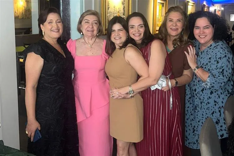 Lu Freitas festeja as 50 primaveras entre amigas