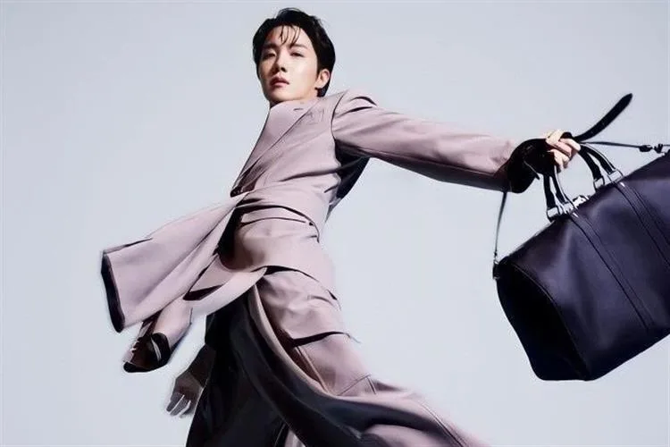J-Hope confirma presença no desfile masculino Outono-Inverno 2025 da Louis Vuitton em Paris