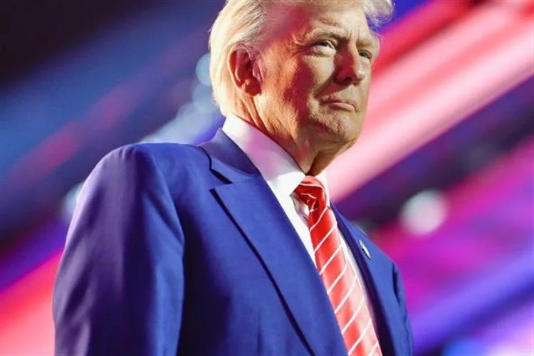 Trump retorna à Casa Branca com discurso em aceno ao conservadorismo e intolerância com imigrantes