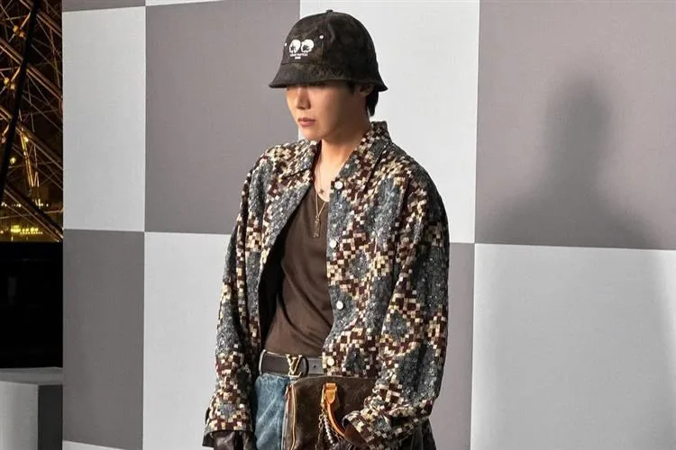 J-Hope apresenta novo hit, "LV Bag", em épico desfile da Louis Vitton