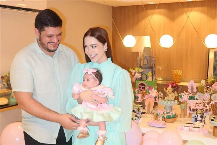 Luiza Gazzineo e Felipe Cabral festejam os dois meses da filha Helena