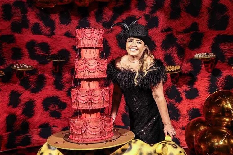 Ana Cristina Guilherme celebra 60 anos com uma festa inesquecível homenageando a França