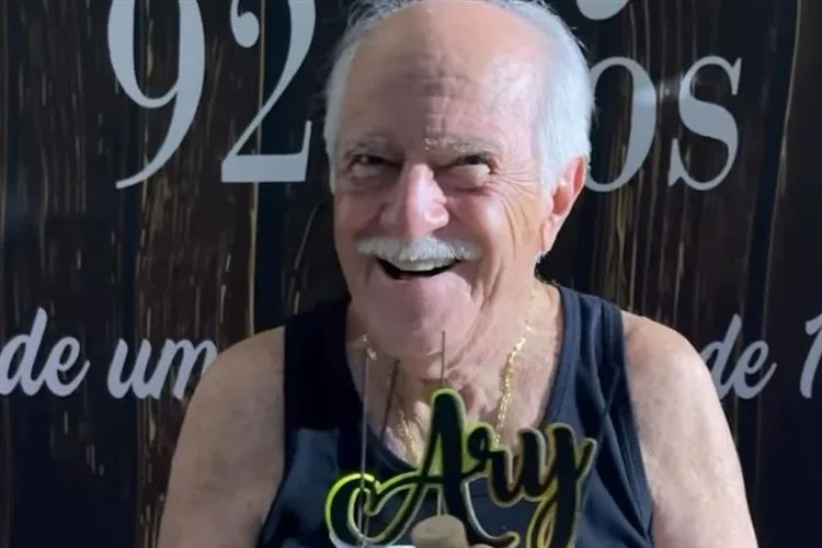 Ary Fontoura celebra 92 anos em festão com a presença de famosos