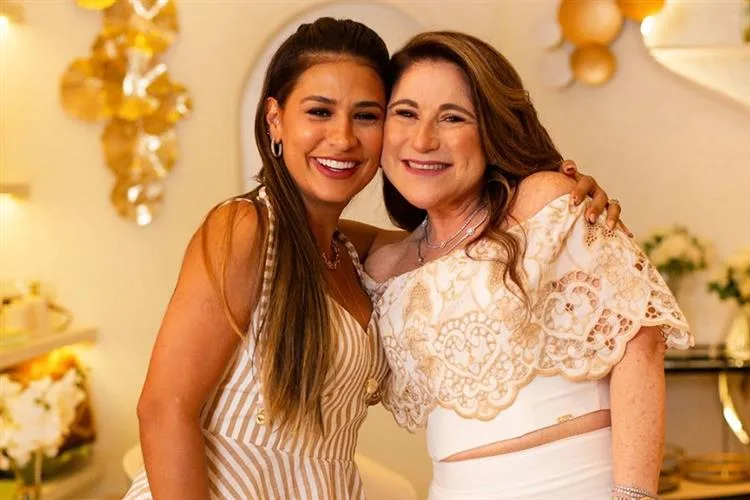 Ana Paula Aguiar recebe Simone Mendes na Casa Deep