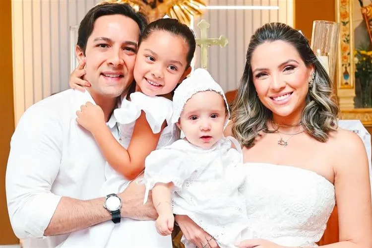 Lina Ponte e Diego Kaur celebram batizado e aniversário da filha Helena