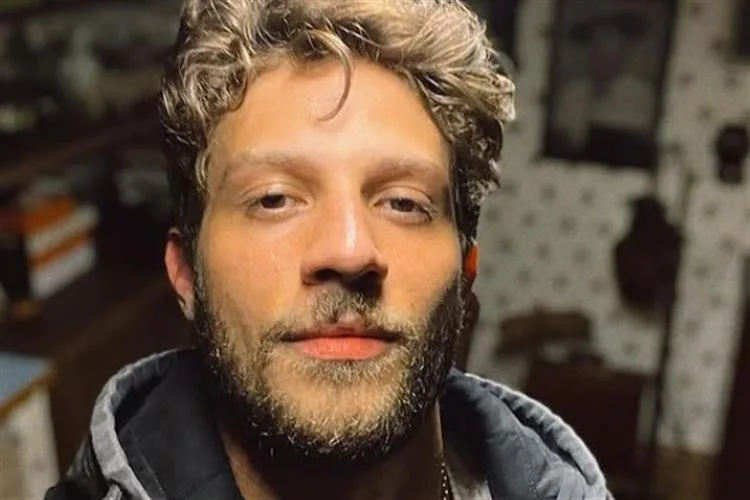 Chay Suede encabeça luta contra pornografia