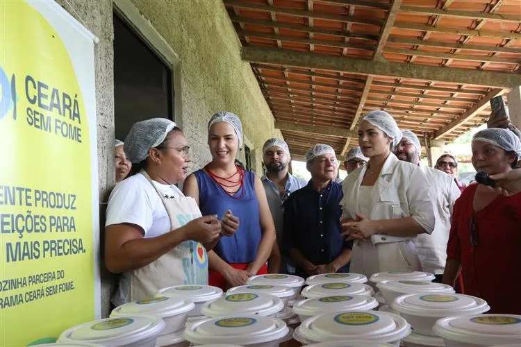 Primeira-dama Lia de Freitas visita projeto Ceará Sem Fome em Pacatuba