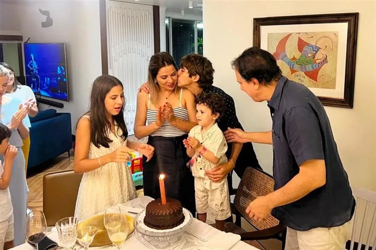 Onélia Leite Santana recebe o carinho da família ao celebrar a nova idade