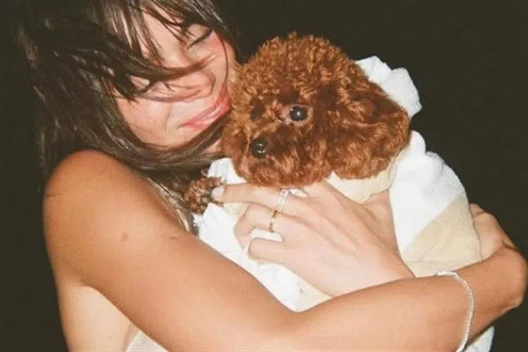 Postura de Bruna Marquezine na fazenda do cantor Leonardo causa polêmica e divide opiniões
