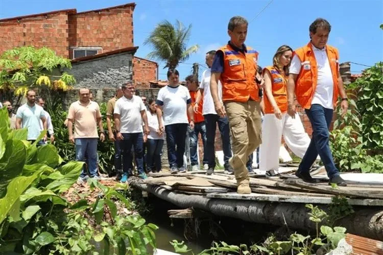 Evandro Leitão inicia primeira operação de limpeza de pontos de lixo em Fortaleza
