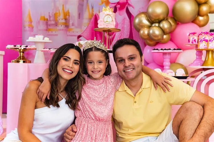 Luciana e Fred Olavo Aragão festejam aniversário da filha Luísa com tema Princesa Aurora