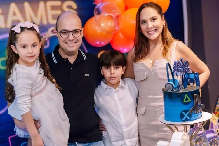 Anna Gladys e Felipe Oquendo festejam os 10 anos do filho João Felipe