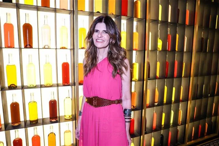 Luciana Goyanna brinda a nova idade em noite francesa com charme da Belle Époque