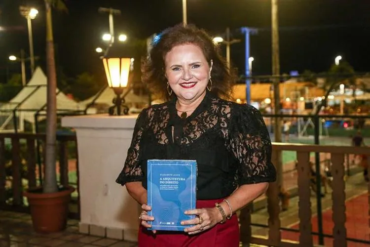 Elizabeth Alice lança o livro "A arquitetura do Direito"