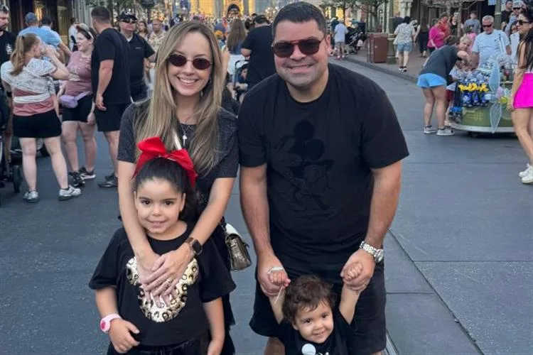 Olga e Eugênio Vasques se divertem na Disney ao lado dos herdeiros