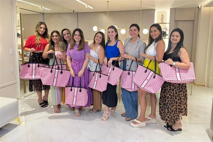 Karla Benevides reúne grupo de amigas e clientes para apresentar as novidades da Klaris Joias