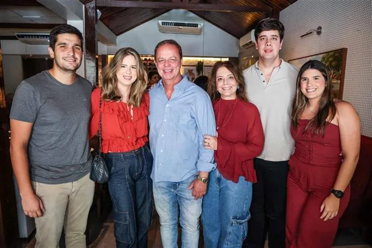 Beto Gradvhol celebra aniversário na companhia de dezenas de amigos