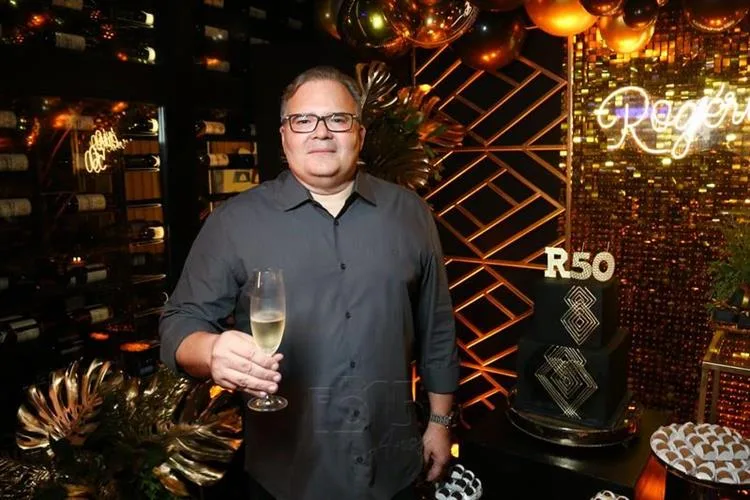 Rogério Feitosa comemora suas cinco décadas em exuberante festa l