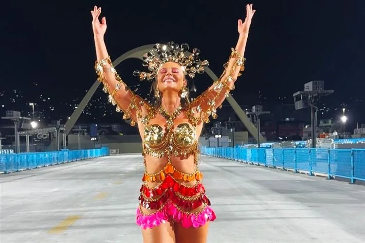Paolla Oliveira anuncia aposentadoria como rainha da bateria da Grande Rio