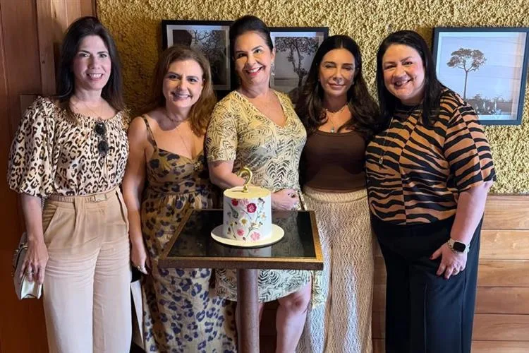 Genna Campos celebra b-day em momento orquestrado por Roberta Ary