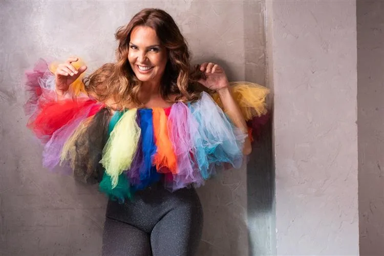 Silvana Salazar relança sucesso dos anos 90 com nova roupagem e conquista internet