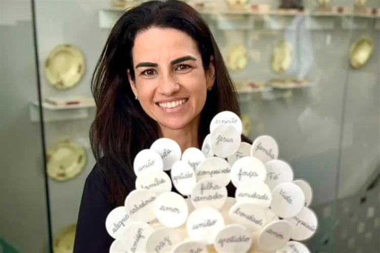 Giselle Frota é surpreendida por grupo de amigas com animado b-day