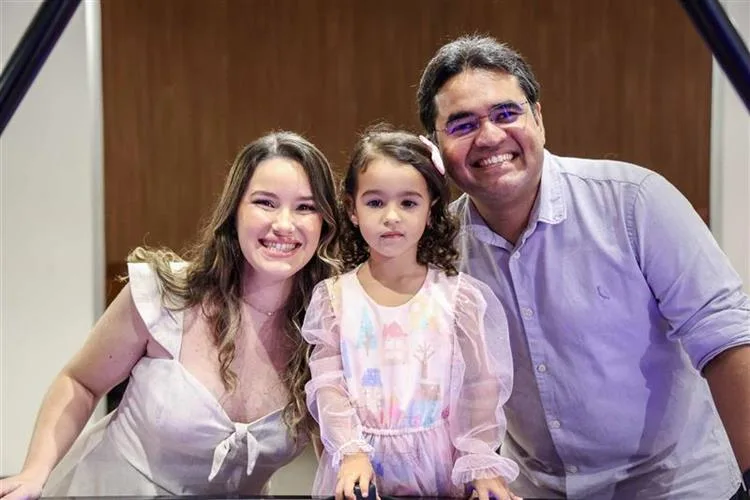 Juliana e Marcelo Lucena festejam os quatro anos da filha Marina