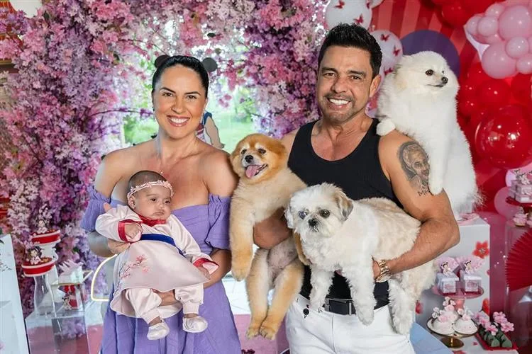 Graciele Lacerda e Zezé di Camargo postam fotos do mesversário da filha, Clara