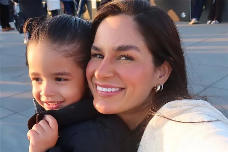 Pâmella Holanda e DJ Ivis desembarcam em Paris com a filha Mel