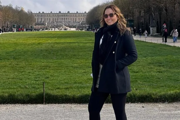 Vanessa Pessoa brinda a nova idade em Paris