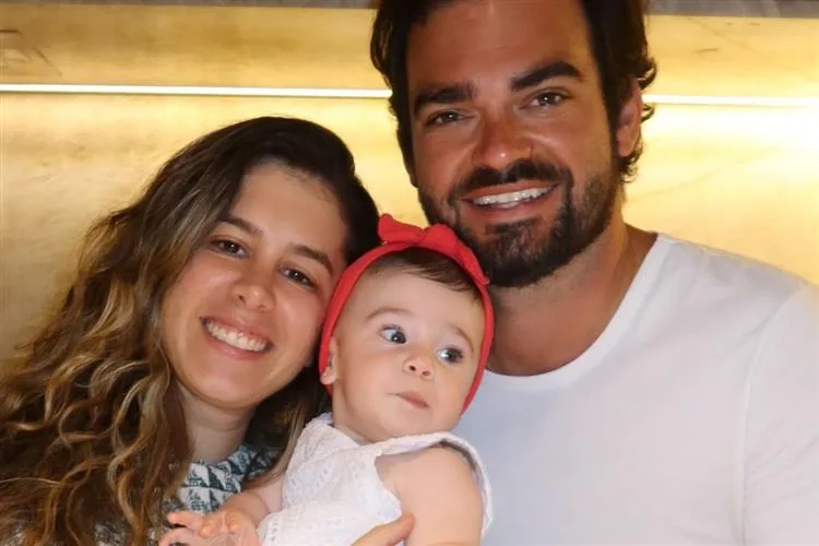 Lara Mattos e Caio Freire festejam os sete meses da filha, Maria Luiza