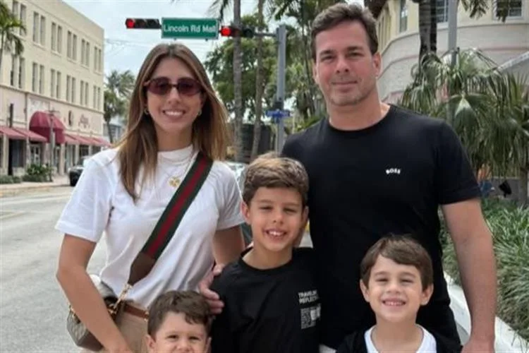 Tayra Romcy e Léo Aguiar pegam a rota de Miami com os filhos, Álvaro, Ravi e Heitor