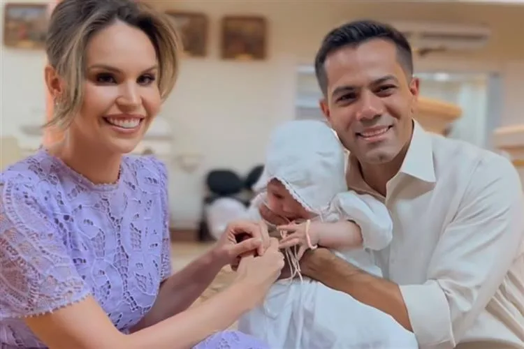 Gabriella Aguiar e Cláudio Leite encaminham Sara à pia batismal