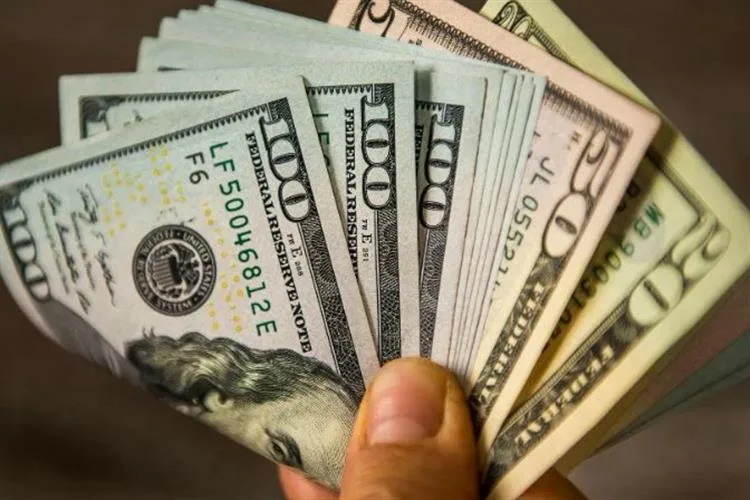 Com temor de recessão nos Estados Unidos, dólar sobe e preocupa economia mundial