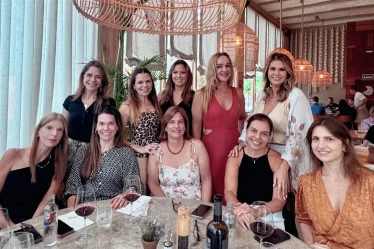 Adriana Aurila celebra passagem pela folhinha em almoço com grupo de amigas