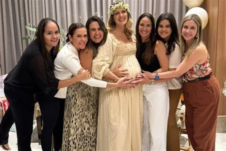 Rebeca Leal Bastos ganha chá de bênçãos surpresa das amigas