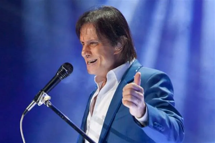 Aos 83 anos, Roberto Carlos diz estar apaixonado e namorando