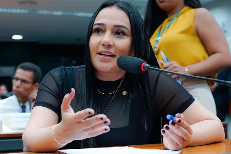 Deputada cearense pede equiparação das facções criminosas a atos terroristas