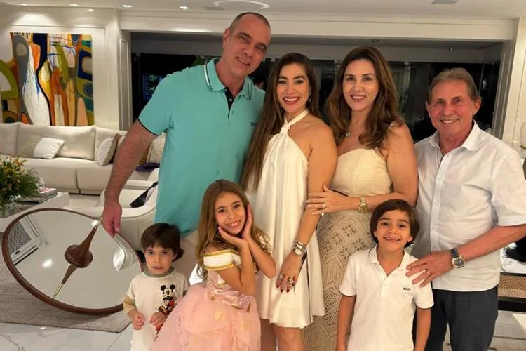 Igor Parente brinda a nova idade em momento orquestrado pela esposa, Nicole de França