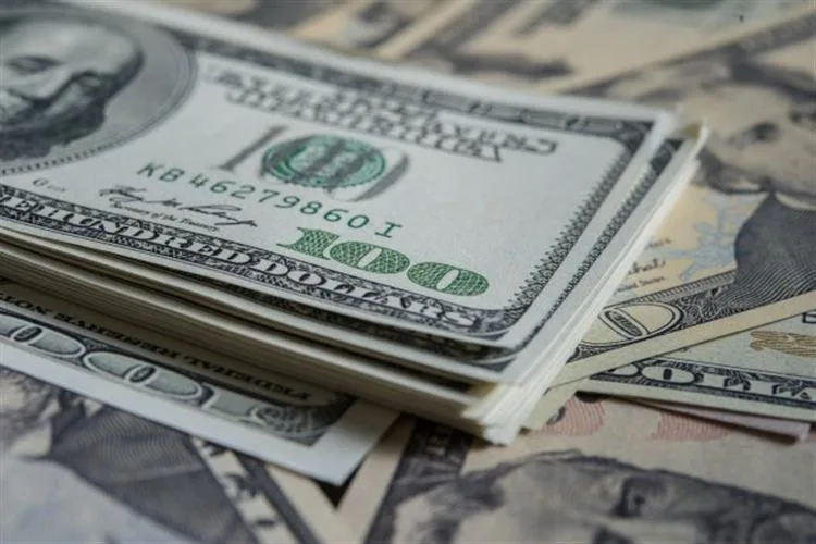 Dólar cai e fecha no menor valor em quatro meses