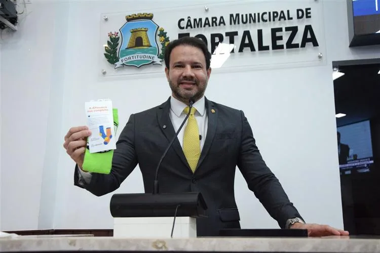 Câmara de Fortaleza distribui meias para conscientização sobre síndrome de Down
