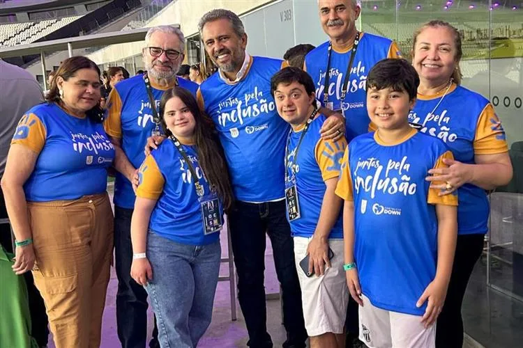 Governador Elmano de Freitas abraça causa da inclusão de pessoas com Síndrome de Down