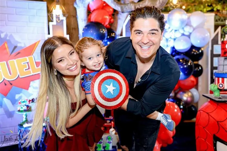 Michele Oliveira e Eric Land assopram as duas velinhas do filho Miguel