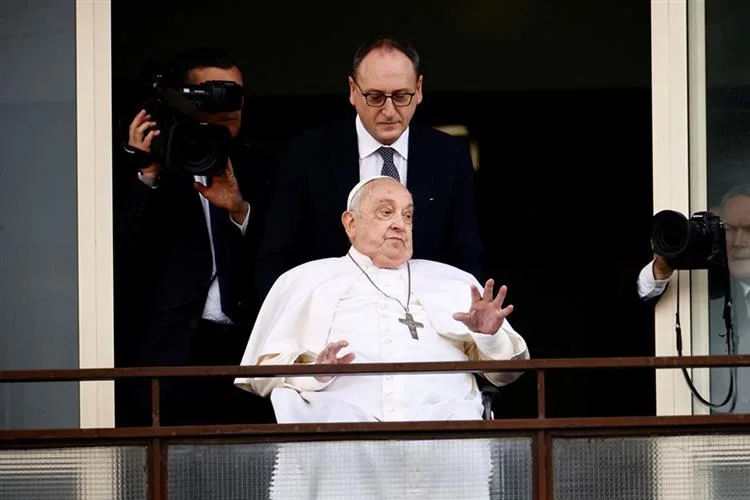 Papa Francisco faz primeira aparição pública após 37 dias internado em Roma