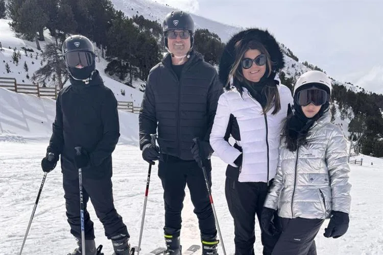 Michelinne e Edilson Pinheiro em temporada de férias com os filhos