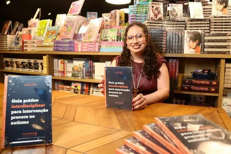 Lara Oliveira comanda roda de conversa em lançamento de livro sobre autismo em Fortaleza