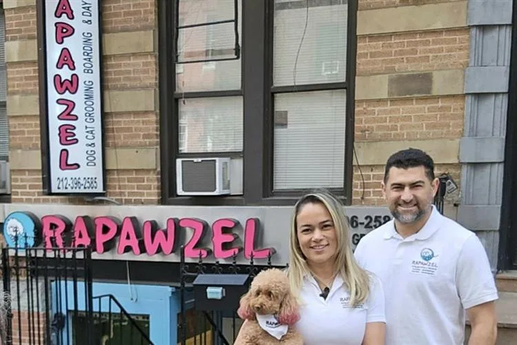 Michelly Pereira e Nilson Oliveira abordam o sucesso das lojas Rapawzel Dog em evento em Fortaleza