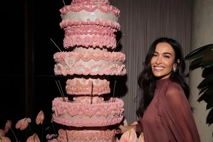 Sílvia Braz é surpreendida com festa de aniversário organizada por sua família